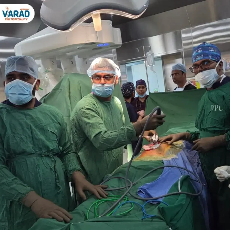 Dr. Vinayak Kshirsagar in Operation Theatre doing Robotic Surgery for Gallbladder Removal.