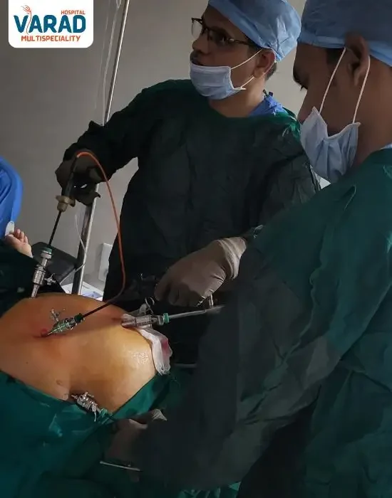 Dr Vinayak Kshirsagar Performing Gallstone Treatment in Pune - Cholecystectomy Surgery in Pune